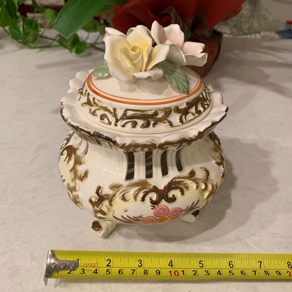 Capodimonte Centerpiece - Picture 3 of 4